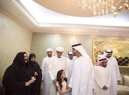 محمد بن زايد يقدم واجب العزاء في الشهيد طارق الشحي