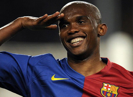 ايتو يتجول بسيارته الجديدة في شوارع باريس.. صور