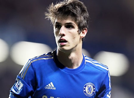 ثلاث فاتنات يقبلن لوكاس بيازون احتفالا بيوم المرأة العالمي.. شاهد