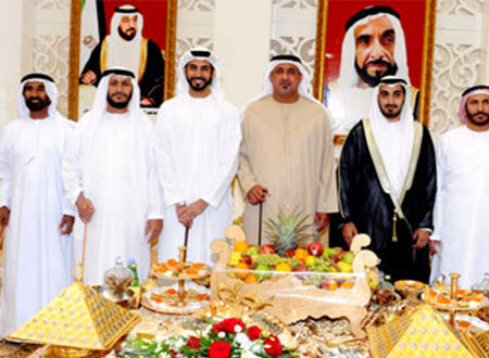 سلطان بن خليفة يحضر أفراح المرر والسبوسي بالعين