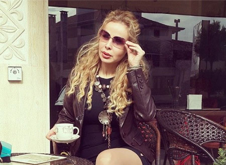 رولا سعد بالقفطان في حفل زفاف مغربي وتستعرض قوامها بإطلالات مثيرة.. صور