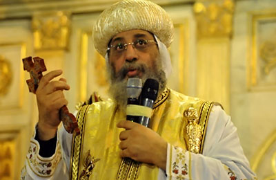 تواضروس الثاني يتقبل التعازي في والدته من وفد الأزهر الشريف.. صور