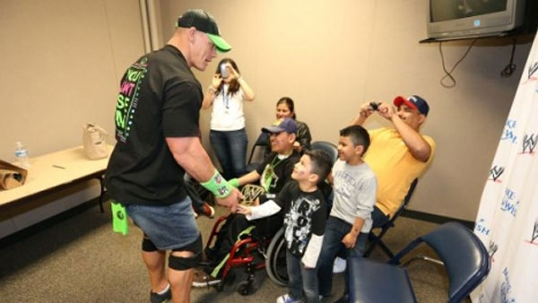 جون سينا يرسم ابتسامة جديدة مع طفل معاق.. شاهد