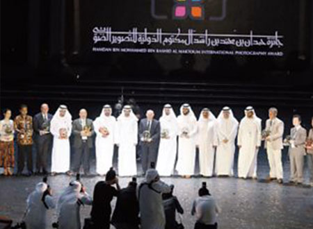 حمدان بن محمد يكرم الفائزين بجائزة التصوير الضوئي