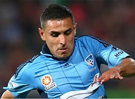 العراقي علي عباس يضرب لاعبا بسبب إهانته للإسلام.. فيديو