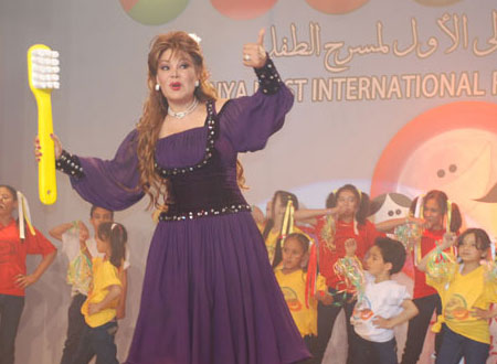صفاء أبوالسعود تغني كالفراشة في مهرجان المنيا الأول لمسرح الطفل .. صور