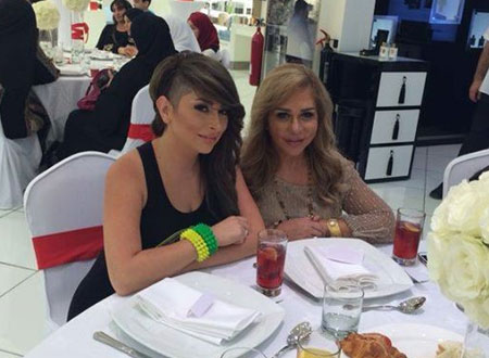 ديما بياعة تخطف الأضواء بالـ&laquo;لوك&raquo; الرجالي باحتفالية عيد الأم مع والدتها.. صور