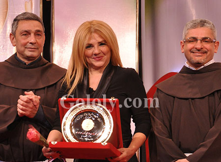 تكريم عدد من نجوم الفن والإعلام في احتفال &laquo;يوم العطاء&raquo;.. صور