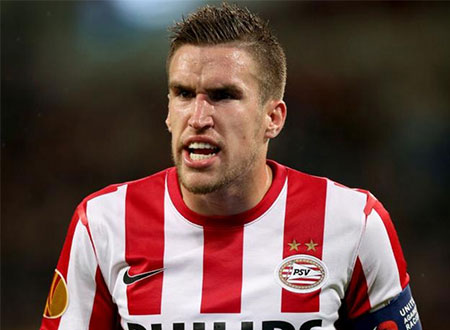 أول صورة لكيفن ستروتمان بالجبس بعد الجراحة.. صور