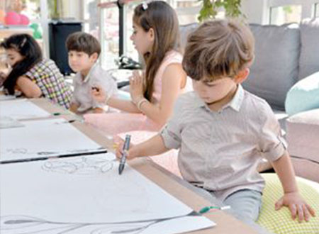 أنجال منصور بن زايد يفتتحون يوم السيدات بمعرض &laquo;آرت دبي&raquo; 