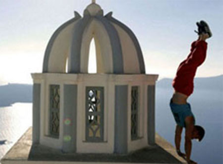 فيديو وصور.. رحالة إنجليزى يقف على يديه فوق أخطر مبانى العالم