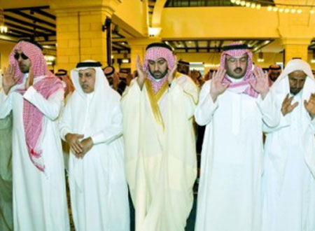 تركي بن عبد الله يؤدي صلاة الميت على عبد الله بن مرشد