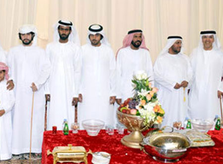 منصور بن طحنون وزايد بن طحنون يحضران عرساً جماعياً 