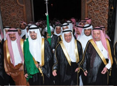 مشايخ ومسؤولون ورجال أعمال يشاركون أفراح آل السريع 