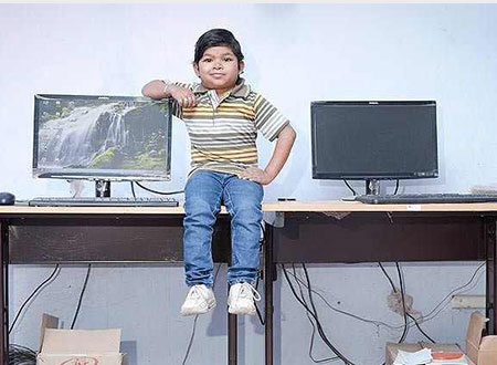 أقصر معلم في العالم.. صور