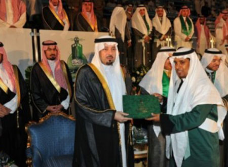 أمير مكة يكرم الدكتور الحجوري