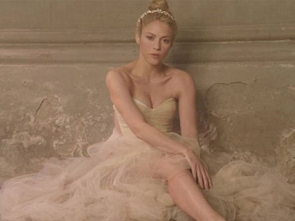 شاكيرا &laquo;تحترق&raquo; في فستان الزفاف.. صور وفيديو