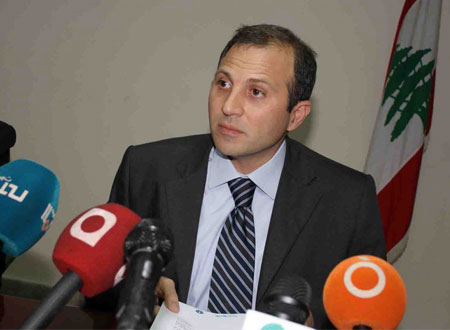 شورت جبران باسيل يثير السخرية.. شاهد