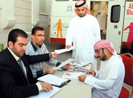كلية الإمارات تنظّم حملة للتبرع بالدم