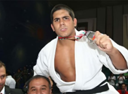 ناصيف إلياس يتخلى عن الميدالية الذهبية لهذا السبب