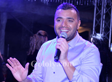 رامي صبري يرقص مع المعجبات في حفل رأس السنة.. صور