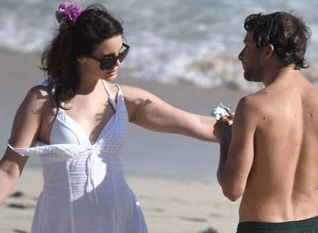 لانا ديل راي تستمتع بإجازة ساخنة مع حبيبها على الشاطئ.. صور