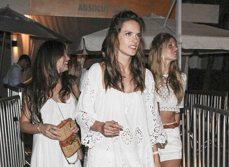 اليساندرا امبروسيو وأصدقائها يستقبلون العام الجديد بفساتين بيضاء جريئة.. صور