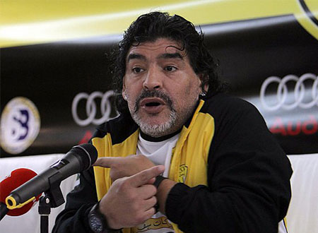 دييجو مارادونا يتهم زوجته السابقة بالسرقة ويطالب بسجنها