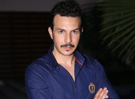 باسل خياط يحذر جمهوره من منتحلي شخصيته