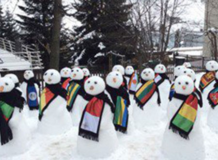 حملة محاربة التمييز بـ&laquo;دافوس&raquo; تصنع 120 تمثالا لرجل الثلج