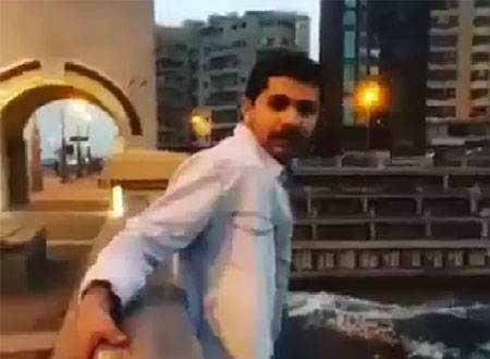 على طريقة أحمد السقا.. مصري يثبت حبه بالقفز من أعلى الكوبري