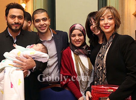 لأول مرة.. تامر حسني يظهر في حفل مع زوجته ووالديه.. صور