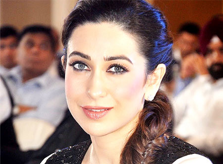 كاريسما كابور مع زوج شقيقتها سيف علي خان في حفل تكريم عمها.. صور