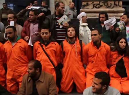 مذبحة &laquo;داعش&raquo; للمصريين تمثيلية أمام نقابة الصحفيين.. صور