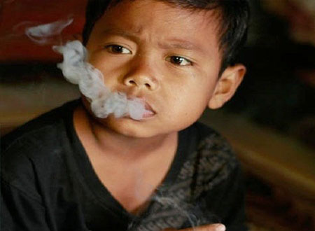 طفل أندونيسي عمره 7 سنوات مُدخن شره