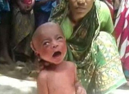 ساحرة تجبر طفل عمره يومين على المشي في الهند.. شاهد