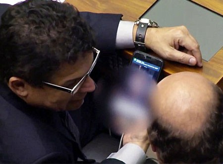 نائب برازيلي يشاهد فيلما إباحيا أثناء جلسة البرلمان.. شاهد ماذا فعل زملاؤه.. فيديو وصور