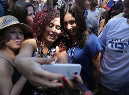 وزيرة الثقافة الإسرائيلية ميري ريجيف تشارك في مسيرة للمثليين.. صور