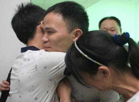 شاب صيني يعود لعائلته بعد 20 عاماً من اختطافه