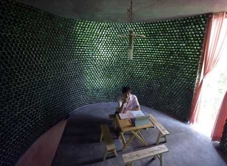 بالصور.. طالب صيني يبني مكتباً من 8500 زجاجة 