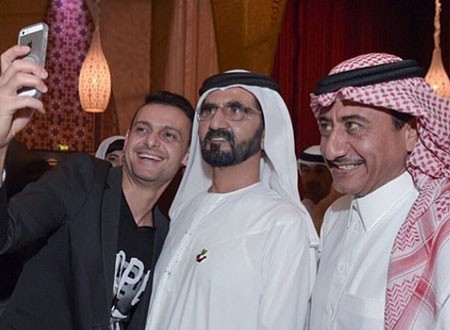 رامز جلال يواصل شقاوته مع ضيوف حفل إفطار حاكم دبي.. صور