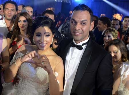 نشرت صور لأجمل لحظات الحفل.. تعرف على أول تعليق لأيتن عامر عن زوجها بعد الزفاف