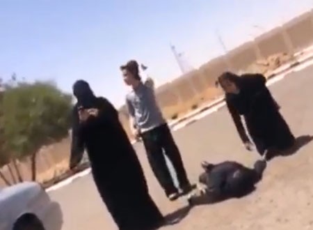 لحظة وفاة سيدة سعودية بعد صدمتها لرفض قبول ابنتها بكلية الطب.. فيديو