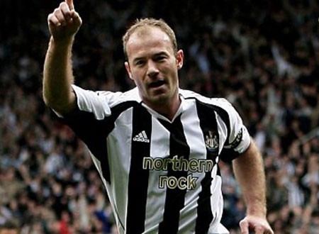 تمثال ألان شيرار على طريقة &laquo;جانجام ستايل&raquo;.. صور