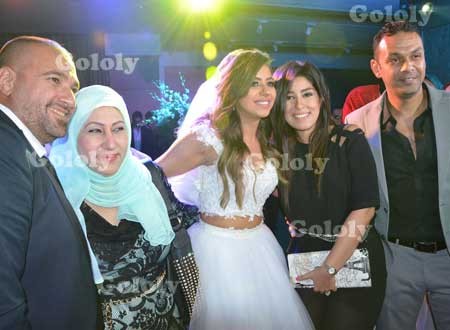 هبة أبوسريع تحتفل بزفافها وأيتن عامر تشعل الحفل برقصة مع العروس.. صور