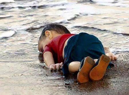 صحيفة &laquo;ديلي ميل&raquo; تنشر آخر صور للطفل السوري قبل غرقه.. شاهد