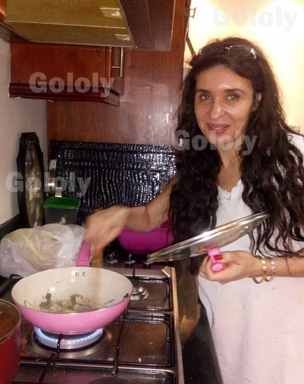 دينا بالجلابية في المطبخ.. صور