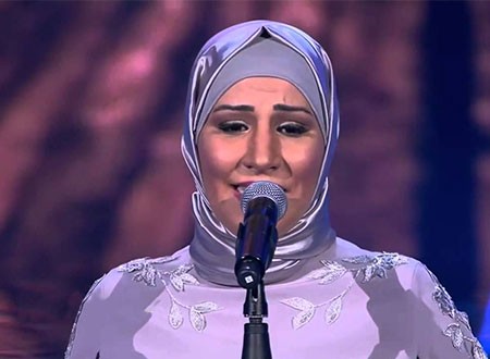نداء شرارة ترفض التعليق على حجابها وتلمح عن ترددها في الغناء بمكان يوجد به كحول
