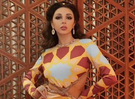 شاب يعلم ميريام فارس الرقص العراقي على المسرح.. فيديو