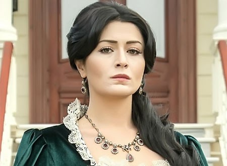 دنيز جكير تتجاوز أزمة انفصالها عن حبيبها بمعرض صور.. شاهد